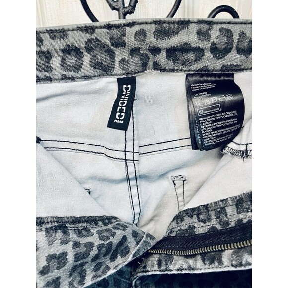 H&M Grey Jeans Sz26 Waist Animal Print Distressed Cuff Stretchy - Picture 5 of 8